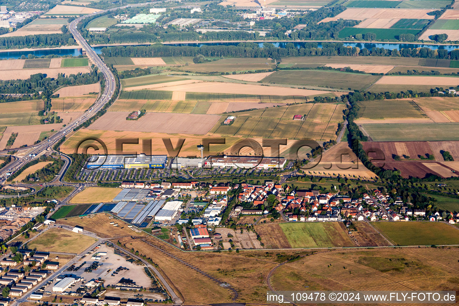 Vue aérienne de Magasin de meubles et d'ameublement IKEA Mannheim à le quartier Sandhofen in Mannheim dans le département Bade-Wurtemberg, Allemagne