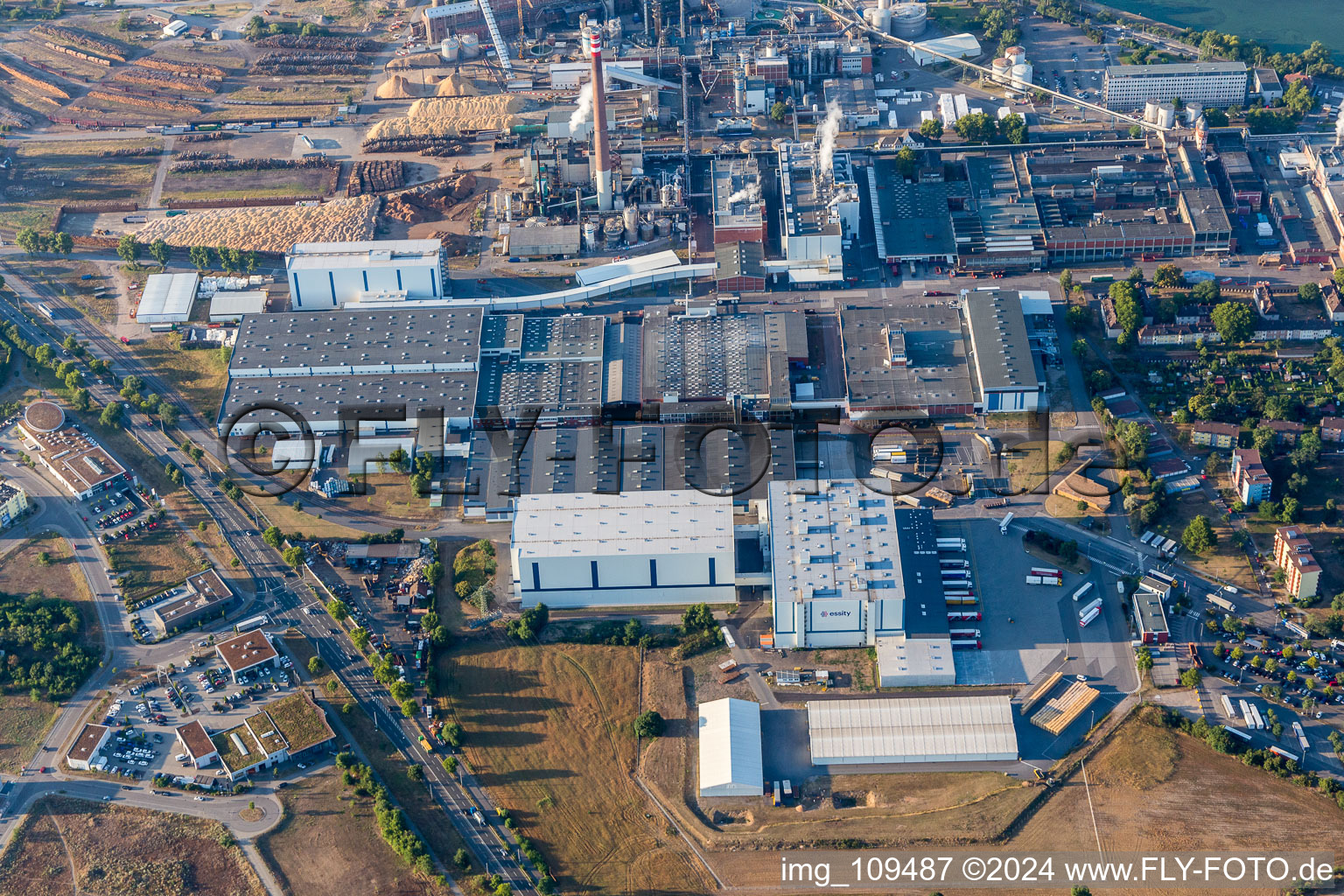 Vue aérienne de Locaux de l'usine de la papeterie Essity Mannheim (ZeWa) à le quartier Sandhofen in Mannheim dans le département Bade-Wurtemberg, Allemagne