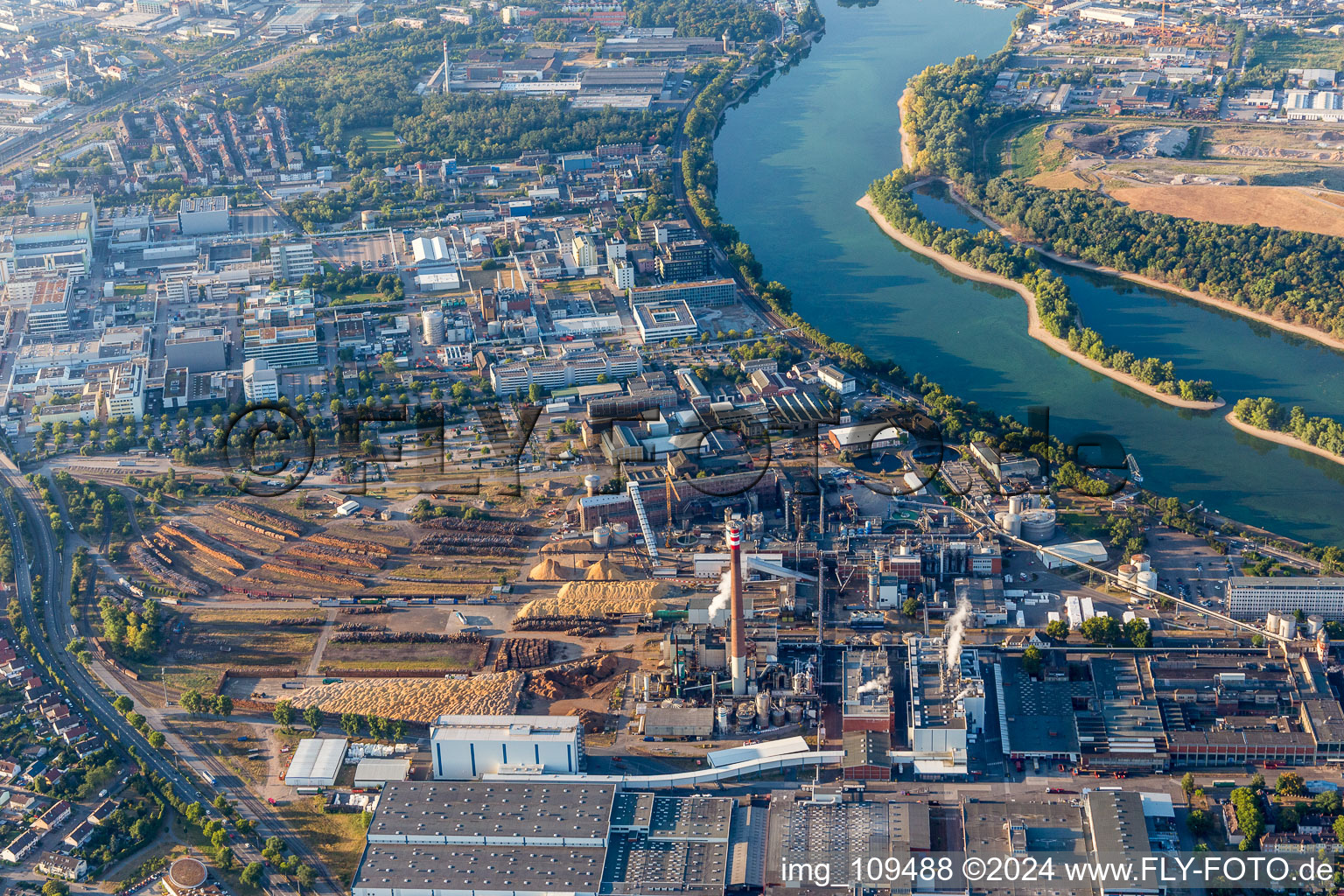 Photographie aérienne de Locaux de l'usine de la papeterie Essity Mannheim (ZeWa) à le quartier Sandhofen in Mannheim dans le département Bade-Wurtemberg, Allemagne