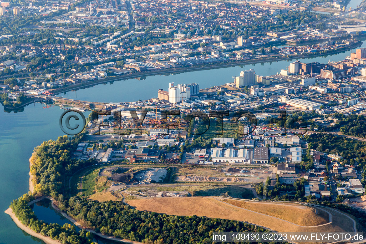 Photographie aérienne de Île de Friesenheim à le quartier Neckarstadt-West in Mannheim dans le département Bade-Wurtemberg, Allemagne