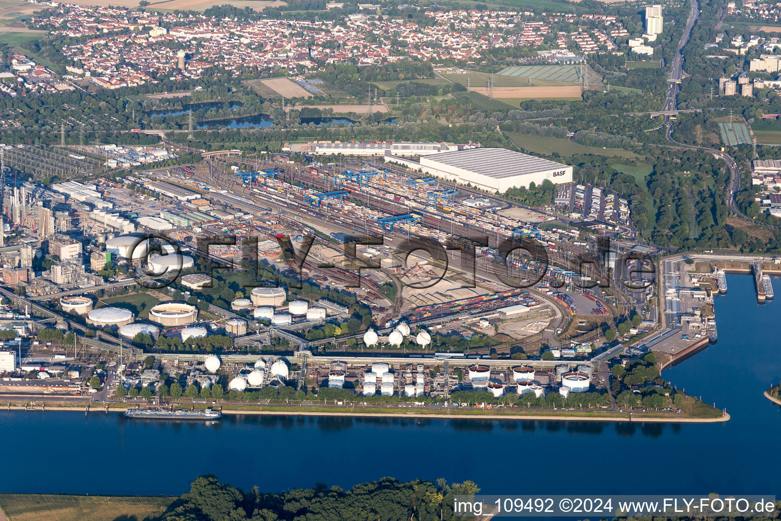 Vue aérienne de Quartier BASF in Ludwigshafen am Rhein dans le département Rhénanie-Palatinat, Allemagne