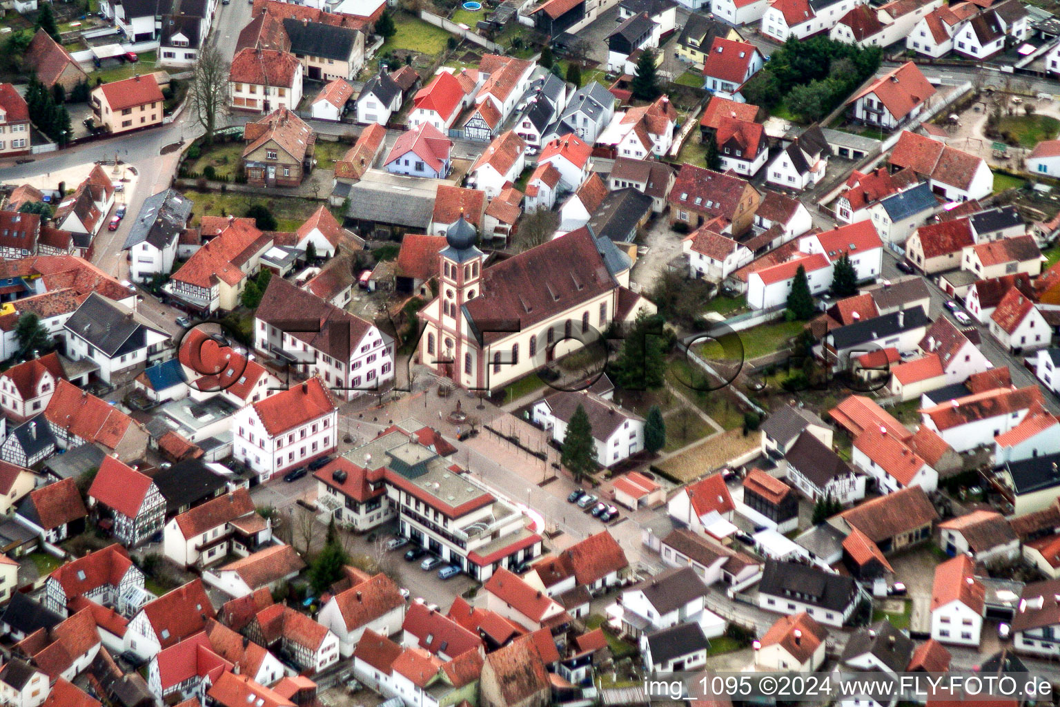 Vue aérienne de Communauté catholique au centre de Hagenbach à Hagenbach dans le département Rhénanie-Palatinat, Allemagne