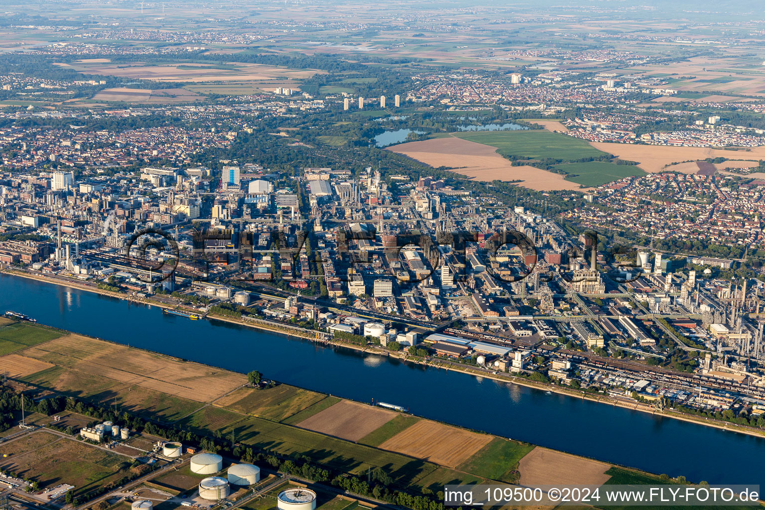 Quartier BASF in Ludwigshafen am Rhein dans le département Rhénanie-Palatinat, Allemagne vue du ciel