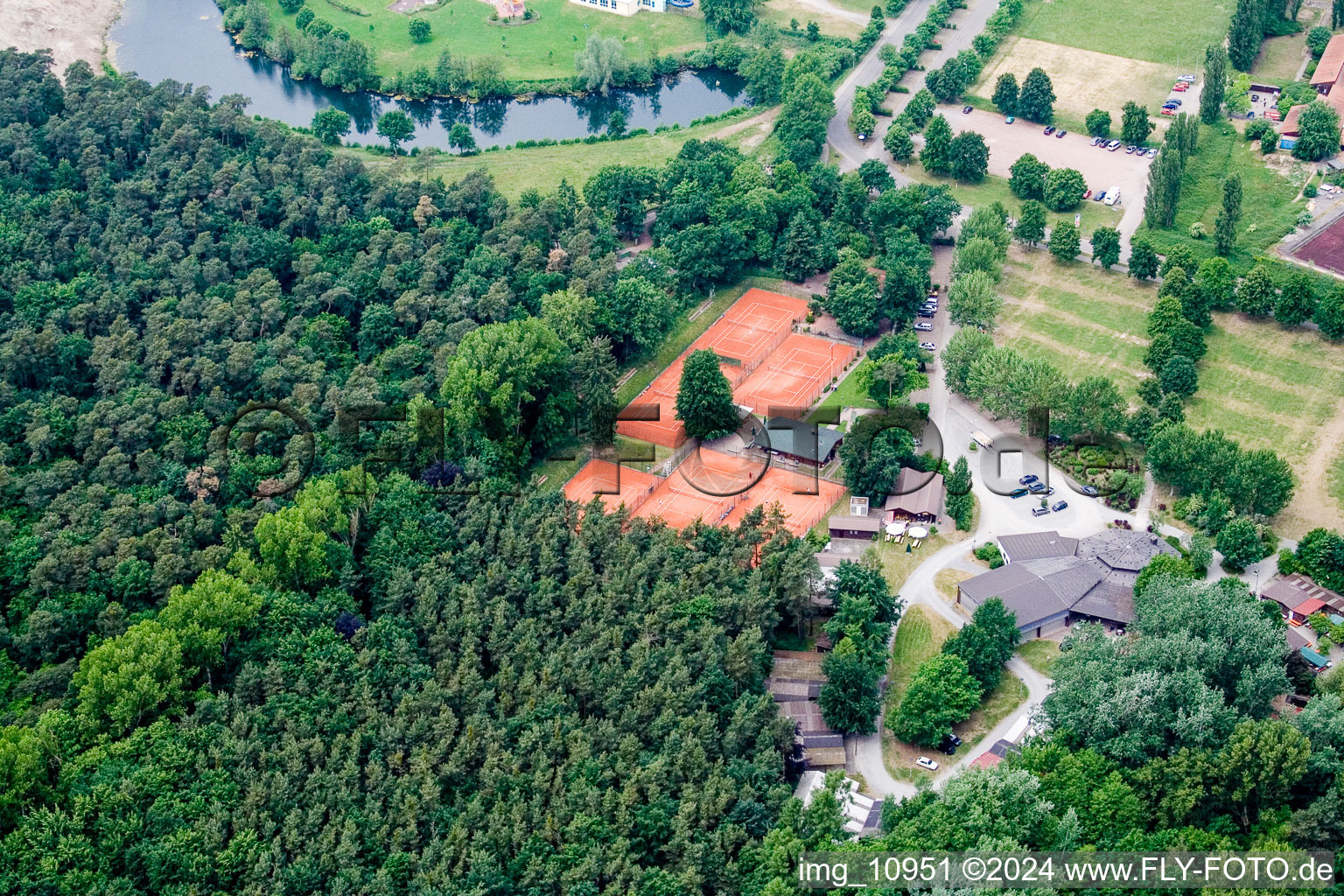 Club de tennis à Rülzheim dans le département Rhénanie-Palatinat, Allemagne hors des airs