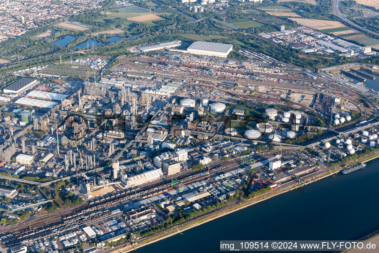 Quartier BASF in Ludwigshafen am Rhein dans le département Rhénanie-Palatinat, Allemagne vue d'en haut