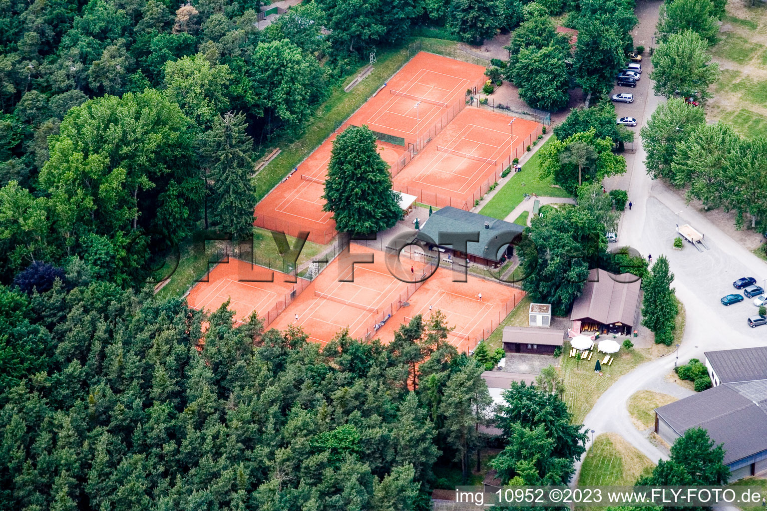 Club de tennis à Rülzheim dans le département Rhénanie-Palatinat, Allemagne vue d'en haut