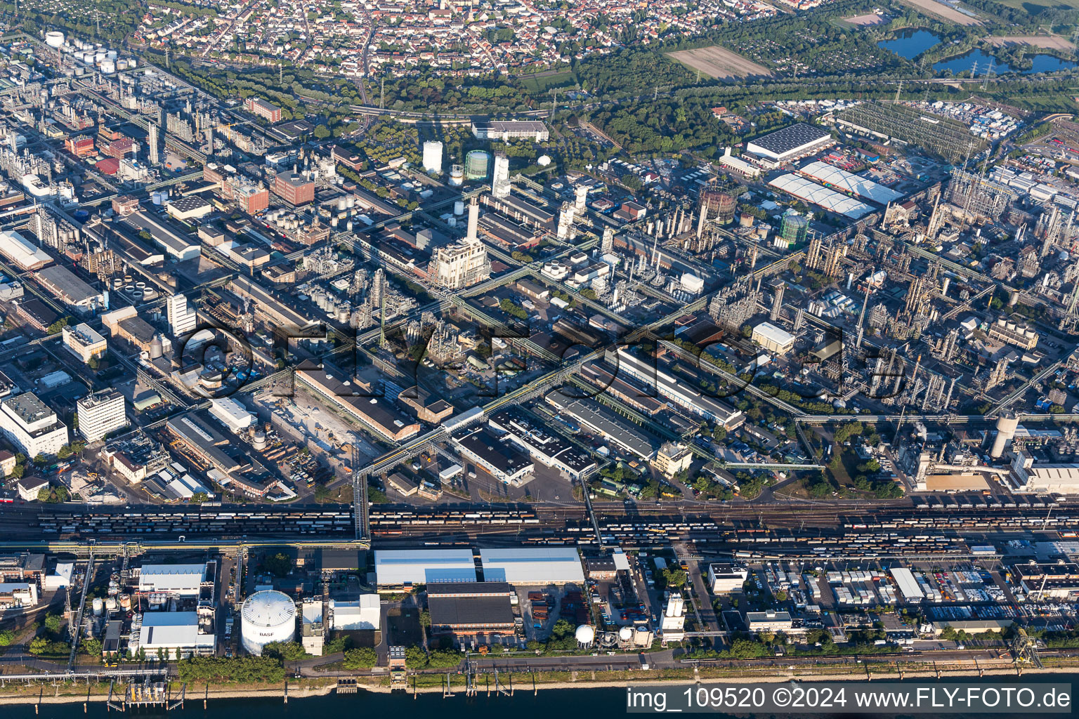 Quartier BASF in Ludwigshafen am Rhein dans le département Rhénanie-Palatinat, Allemagne du point de vue du drone