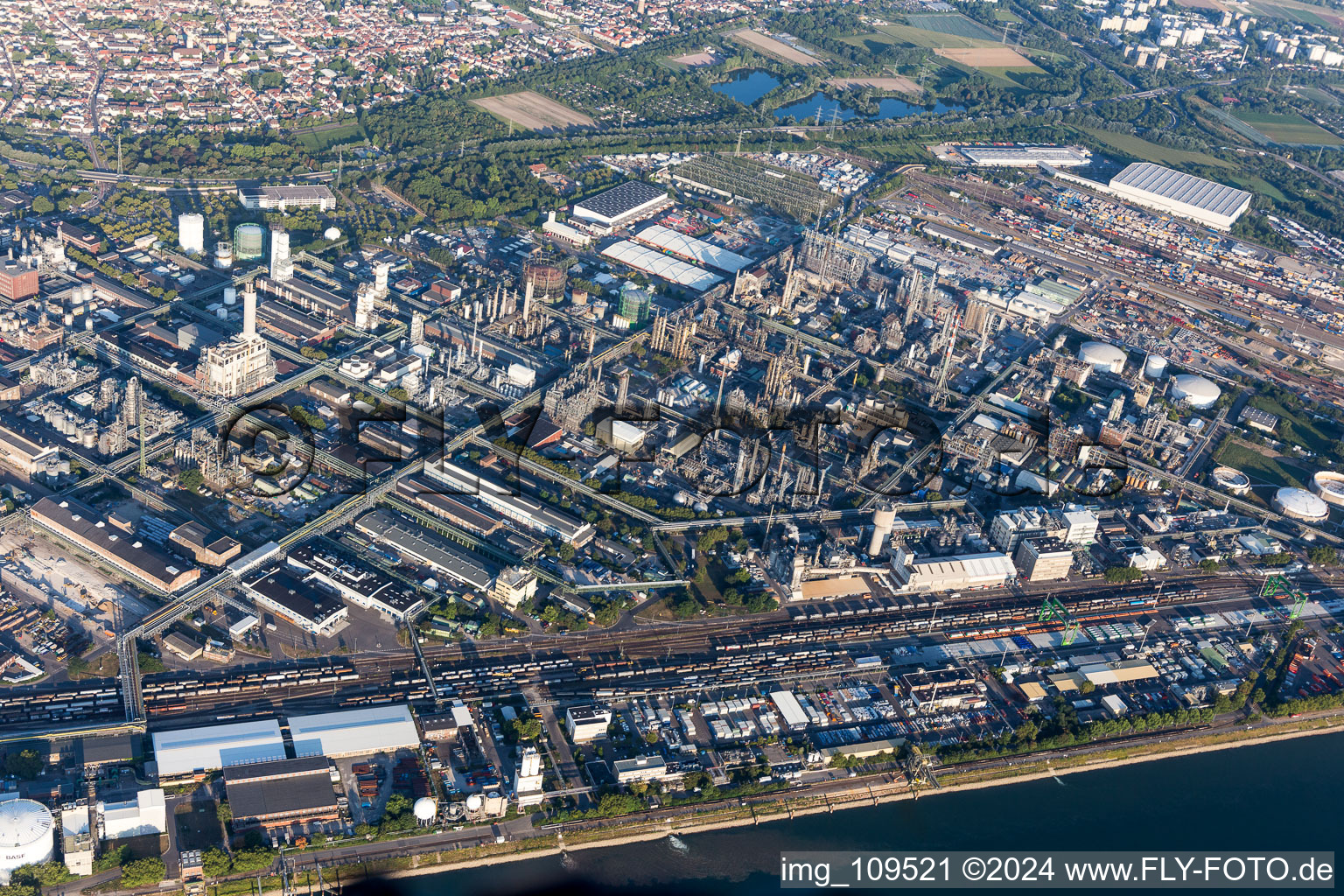 Quartier BASF in Ludwigshafen am Rhein dans le département Rhénanie-Palatinat, Allemagne d'un drone