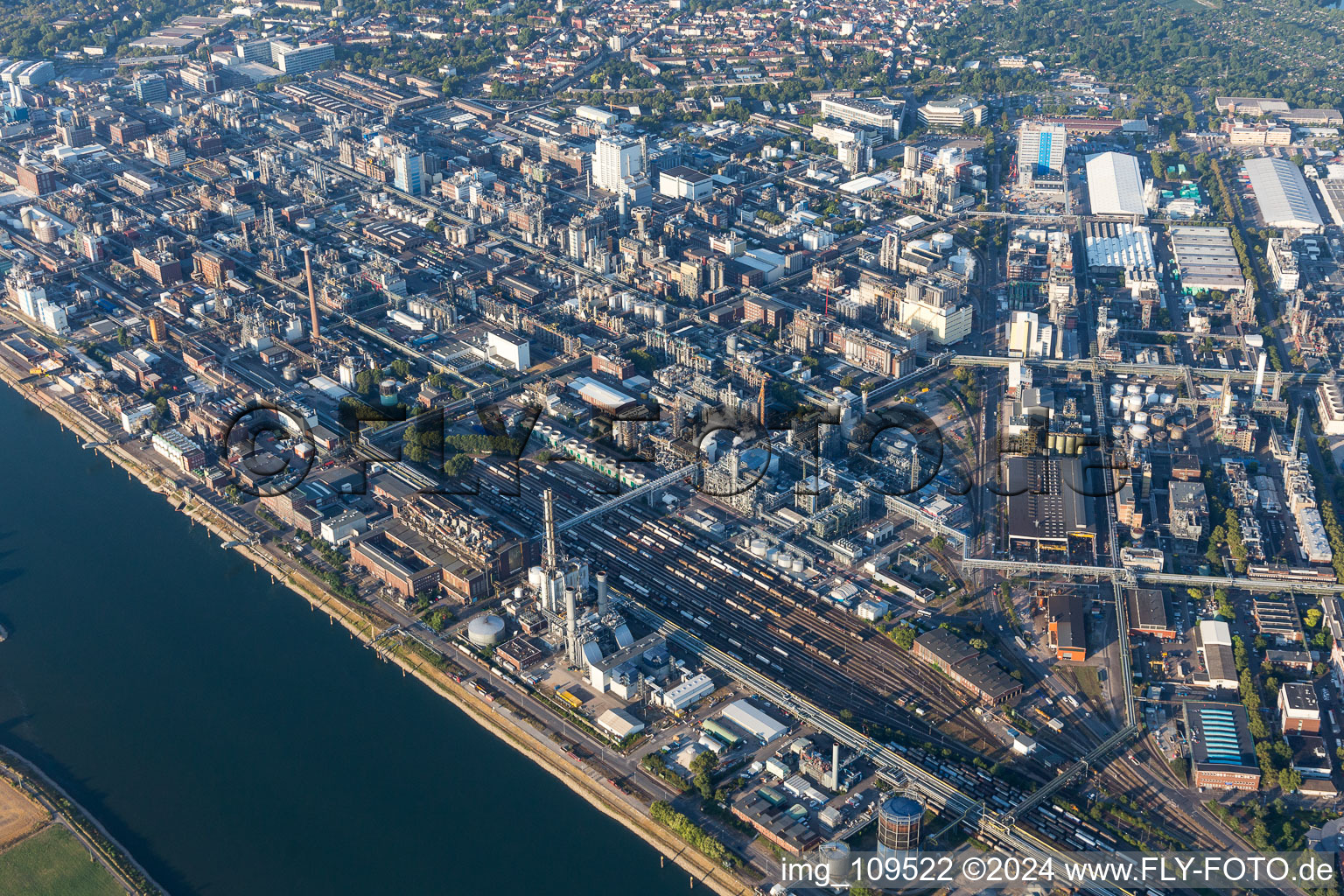 Quartier BASF in Ludwigshafen am Rhein dans le département Rhénanie-Palatinat, Allemagne vu d'un drone