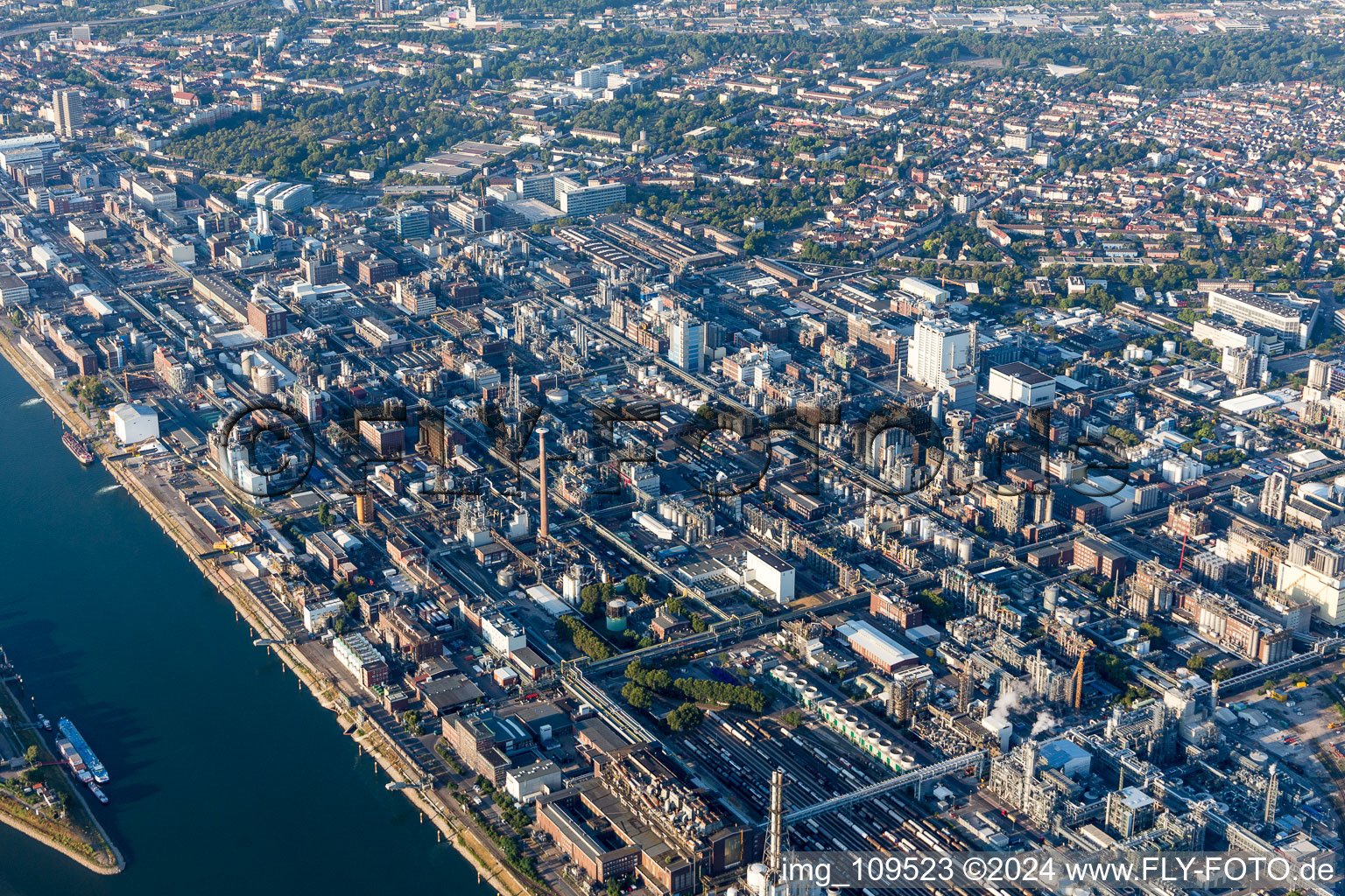 Vue aérienne de Quartier BASF in Ludwigshafen am Rhein dans le département Rhénanie-Palatinat, Allemagne