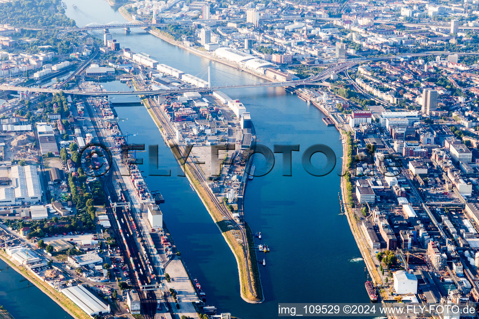 Vue aérienne de Neckarspitze Mühlauhafen à le quartier Innenstadt in Mannheim dans le département Bade-Wurtemberg, Allemagne