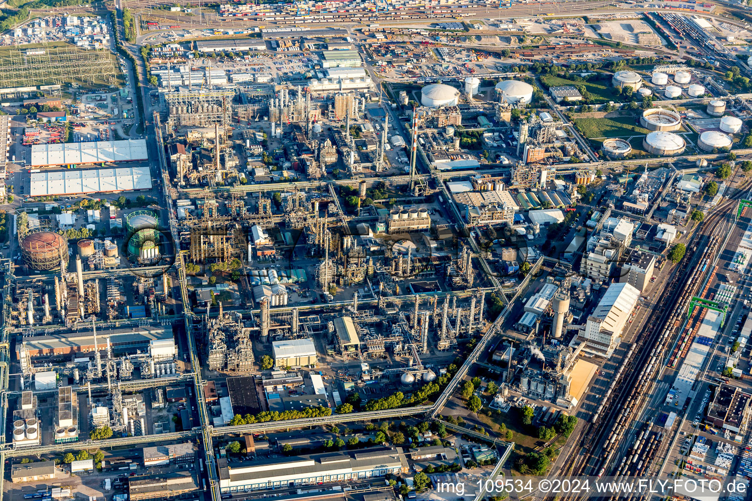 Vue aérienne de Locaux d'usine du producteur de produits chimiques BASF à le quartier BASF in Ludwigshafen am Rhein dans le département Rhénanie-Palatinat, Allemagne