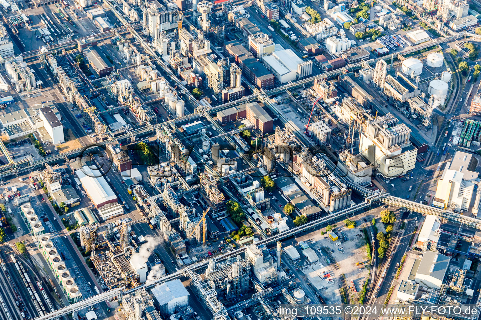 Quartier BASF in Ludwigshafen am Rhein dans le département Rhénanie-Palatinat, Allemagne vue du ciel