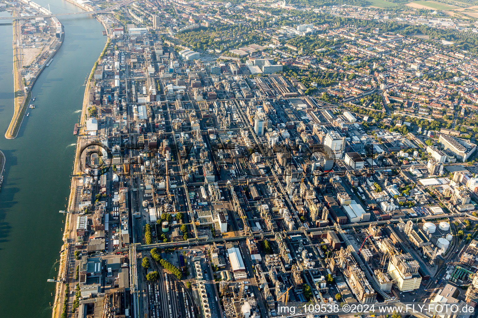 Quartier BASF in Ludwigshafen am Rhein dans le département Rhénanie-Palatinat, Allemagne du point de vue du drone