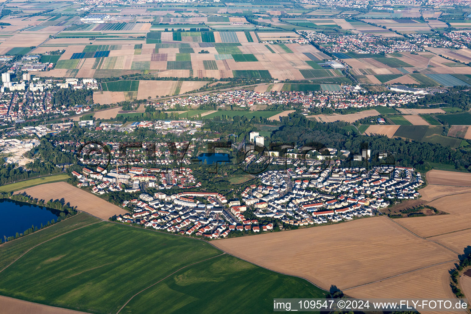 Vue aérienne de Quartier résidentiel du complexe de maisons multifamiliales au bord du lac de Melm à Notwende à le quartier Oggersheim in Ludwigshafen am Rhein dans le département Rhénanie-Palatinat, Allemagne