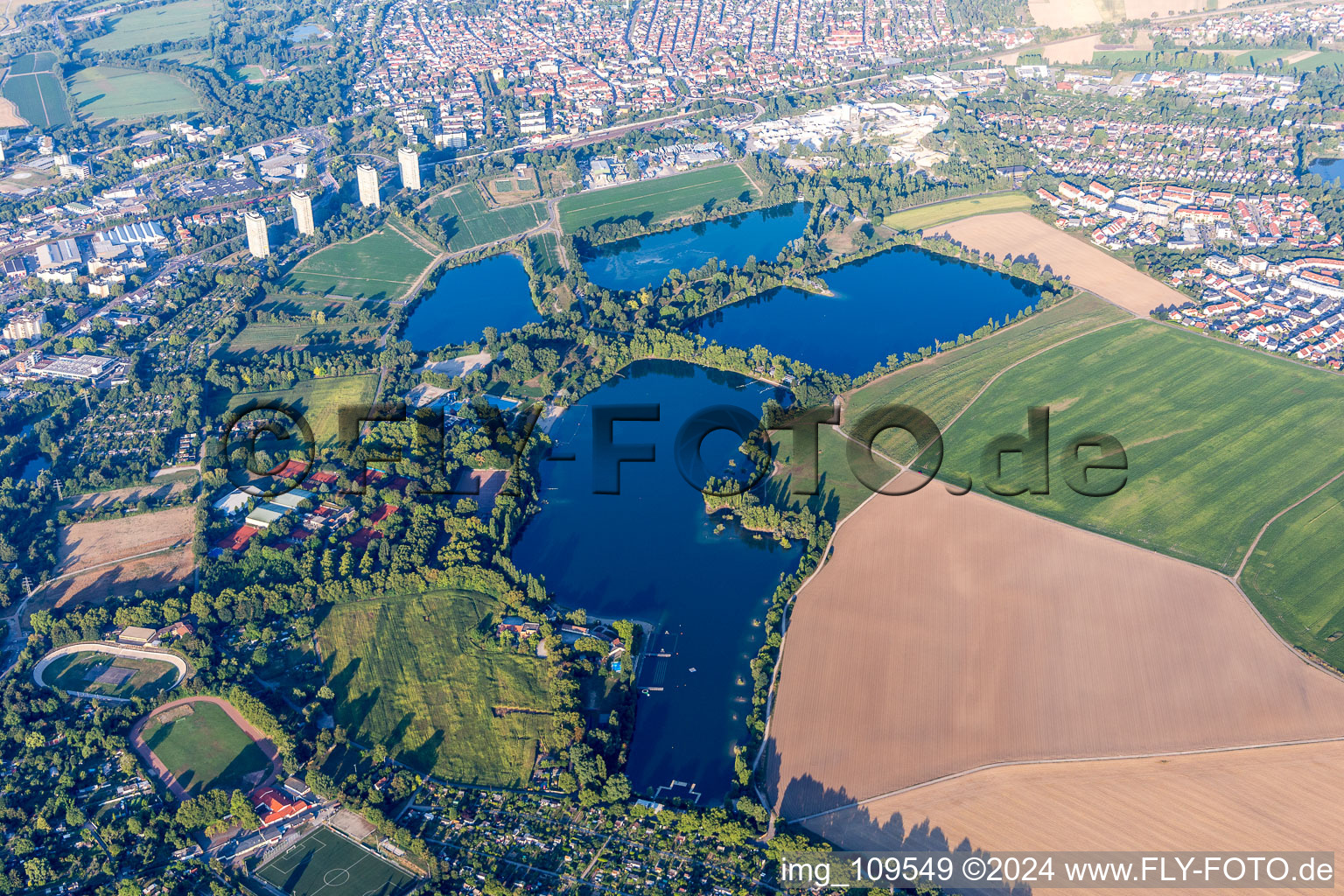 Vue aérienne de Vue sur la ville du centre-ville au bord de la piscine extérieure de Willersinnweiher dans le quartier de Friesenheim à le quartier Oppau in Ludwigshafen am Rhein dans le département Rhénanie-Palatinat, Allemagne