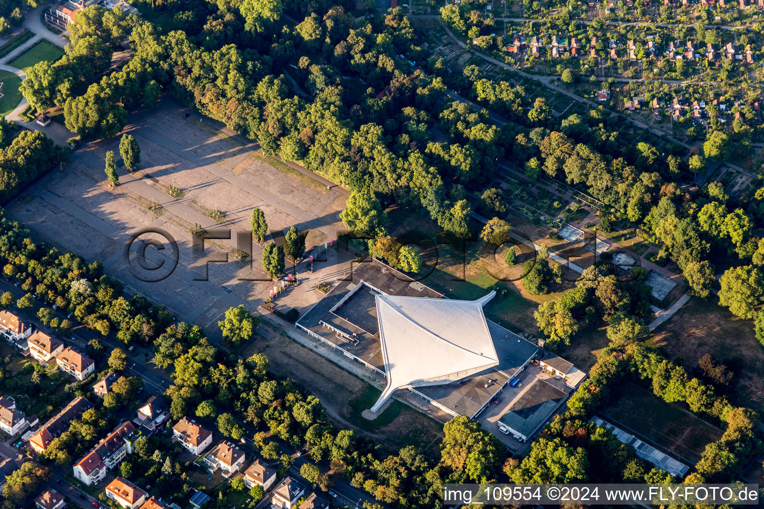 Vue aérienne de Salle de réception FRIEDRICH-EBERT-HALLE à Ebertpark à le quartier Friesenheim in Ludwigshafen am Rhein dans le département Rhénanie-Palatinat, Allemagne