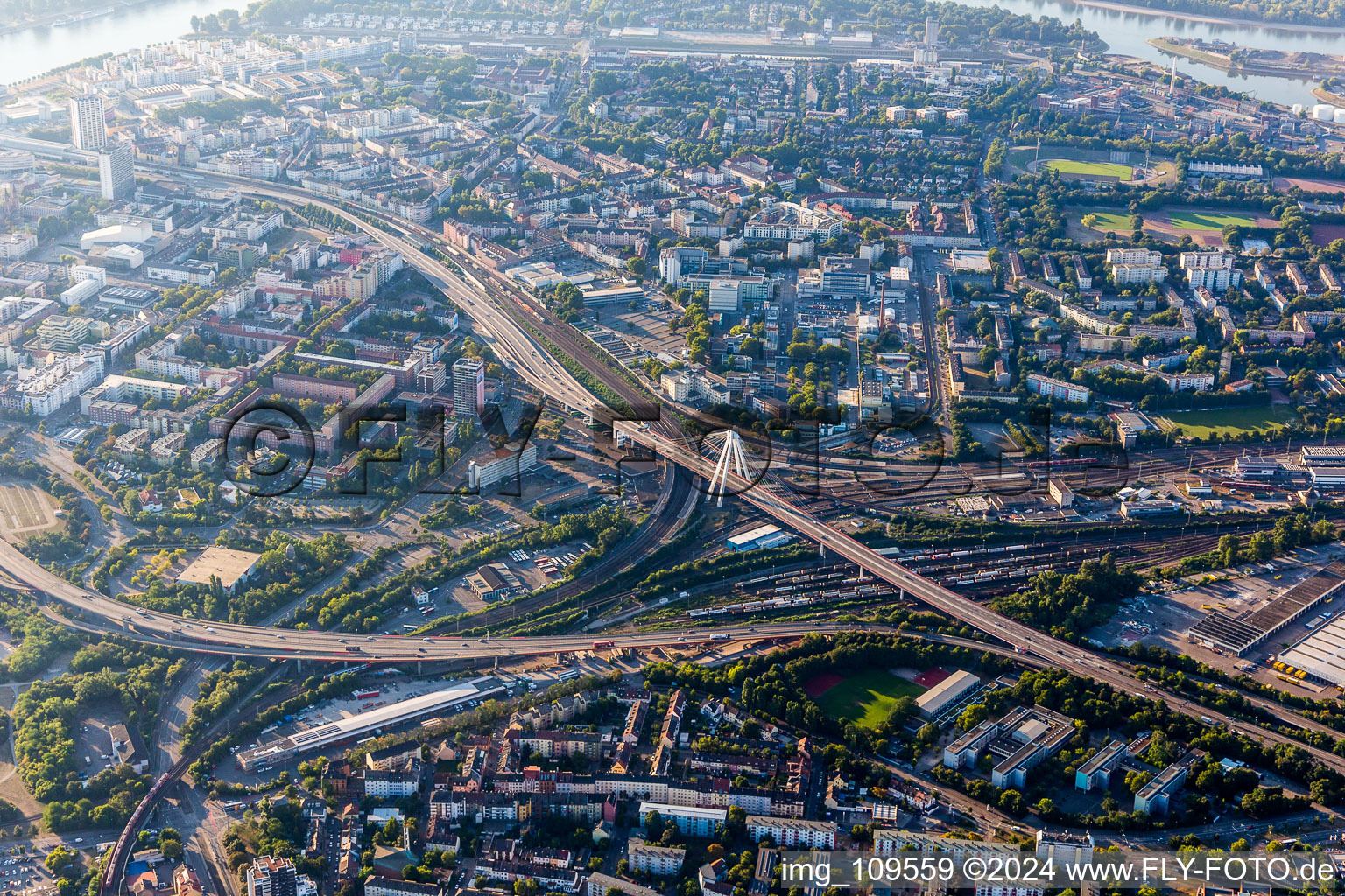 Vue aérienne de Hochstrasse à le quartier Mitte in Ludwigshafen am Rhein dans le département Rhénanie-Palatinat, Allemagne