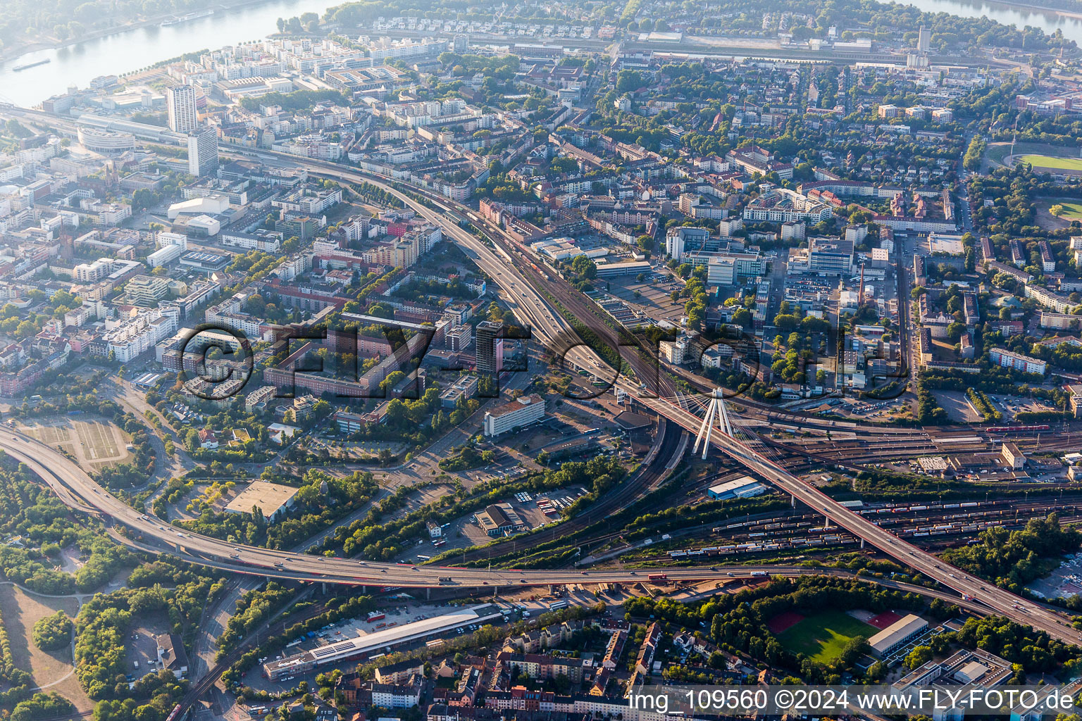 Vue aérienne de Hochstrasse à le quartier Mitte in Ludwigshafen am Rhein dans le département Rhénanie-Palatinat, Allemagne