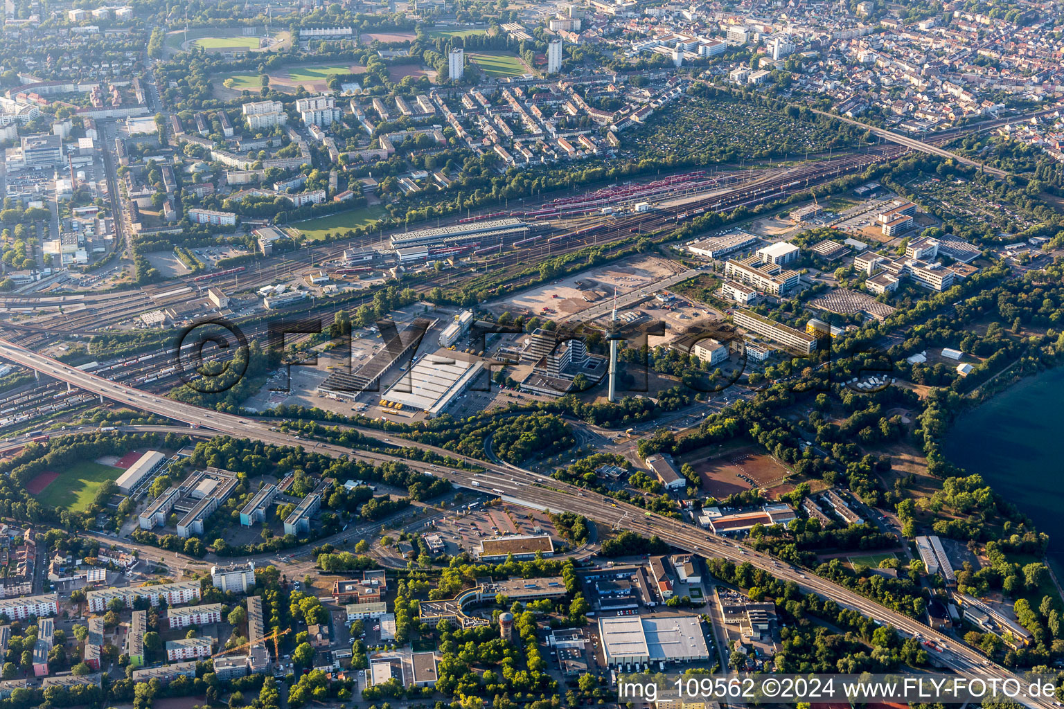 Vue aérienne de Hochstrasse à le quartier Mundenheim in Ludwigshafen am Rhein dans le département Rhénanie-Palatinat, Allemagne