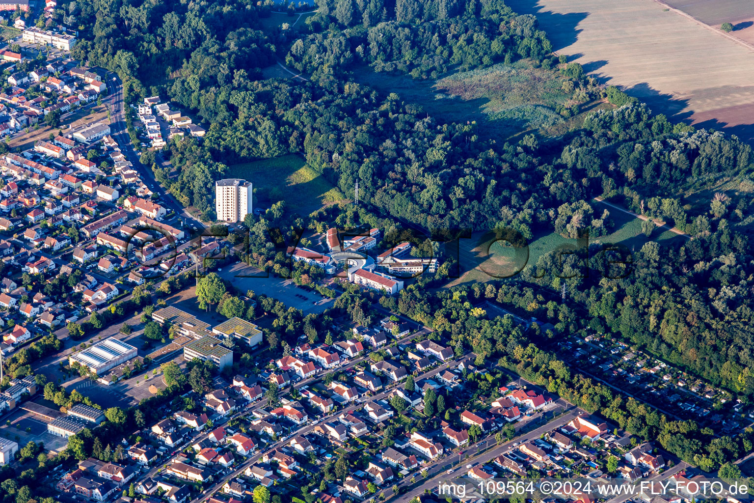 Vue aérienne de Dr. La maison de Hans Barden à le quartier Gartenstadt in Ludwigshafen am Rhein dans le département Rhénanie-Palatinat, Allemagne