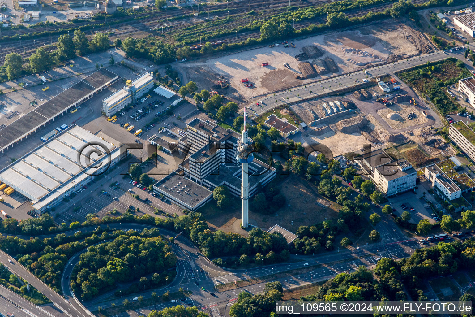 Vue aérienne de Entrepôt et bureau de poste DHL à le quartier Mundenheim in Ludwigshafen am Rhein dans le département Rhénanie-Palatinat, Allemagne