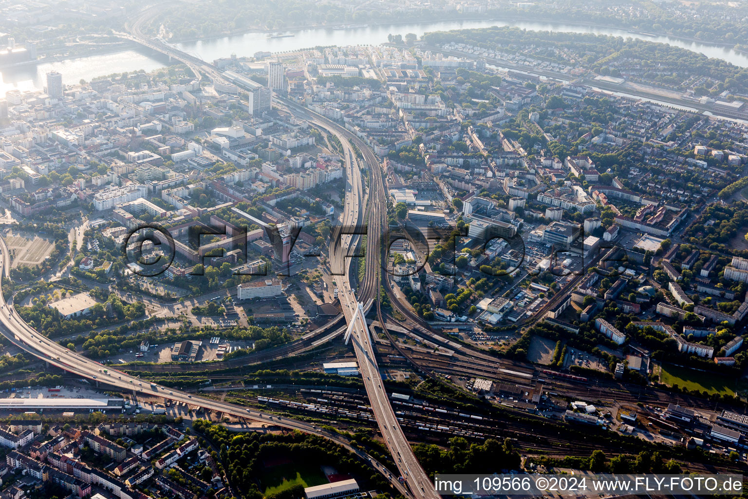 Vue oblique de Hochstrasse à le quartier Mitte in Ludwigshafen am Rhein dans le département Rhénanie-Palatinat, Allemagne