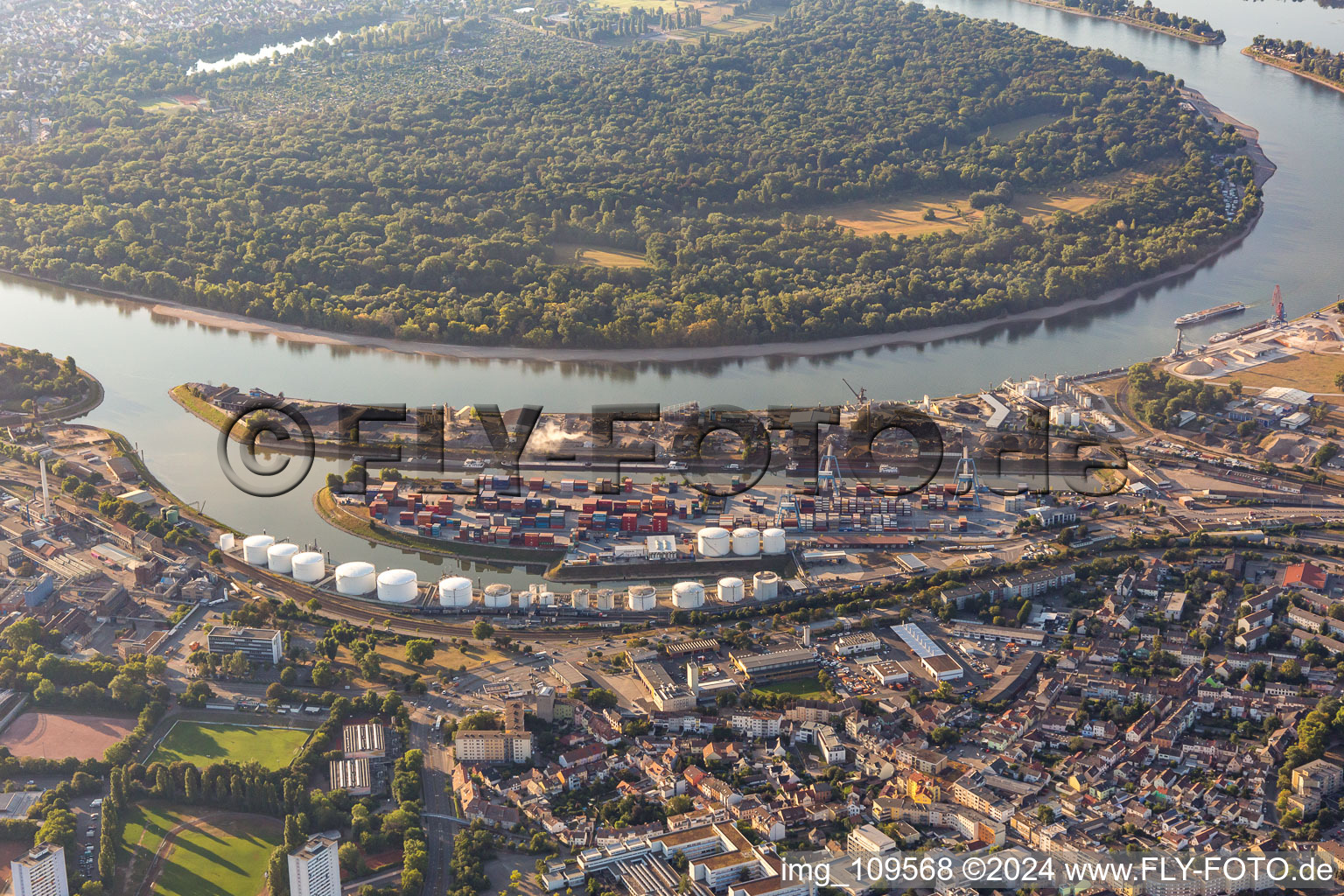 Kaiserwörthhafen à le quartier Mundenheim in Ludwigshafen am Rhein dans le département Rhénanie-Palatinat, Allemagne d'en haut