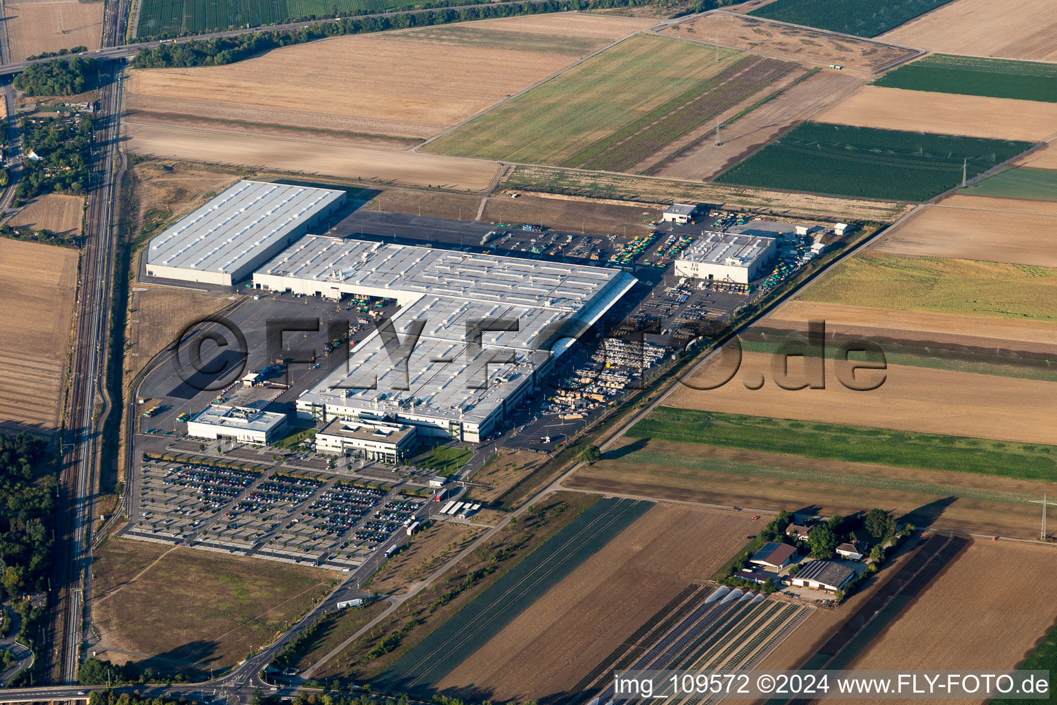 Vue aérienne de Site de l'usine de construction automobile de Joseph Voegele AG à le quartier Rheingönheim in Ludwigshafen am Rhein dans le département Rhénanie-Palatinat, Allemagne