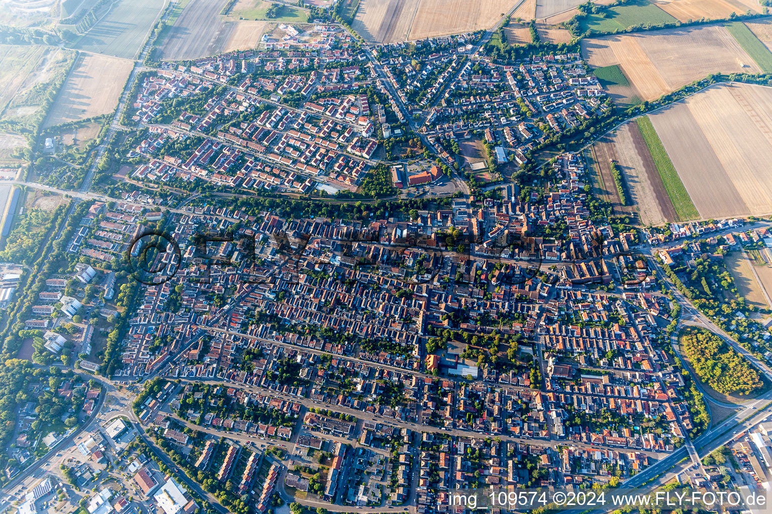 Quartier Rheingönheim in Ludwigshafen am Rhein dans le département Rhénanie-Palatinat, Allemagne d'en haut