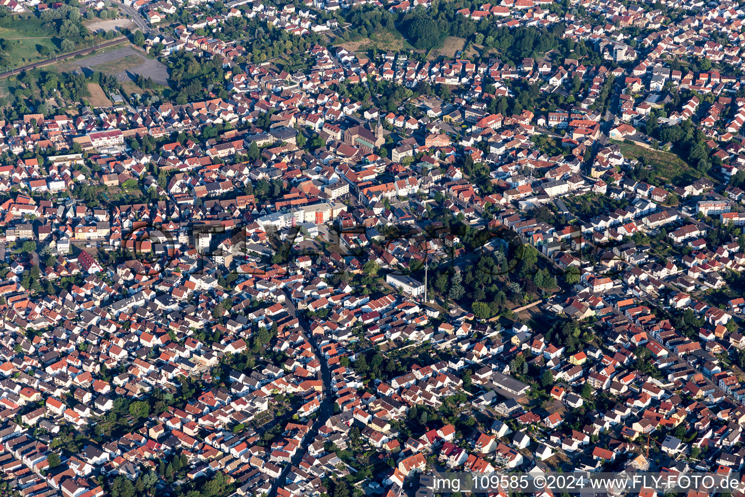 Vue aérienne de Vue sur la ville du centre-ville à Schifferstadt dans le département Rhénanie-Palatinat, Allemagne