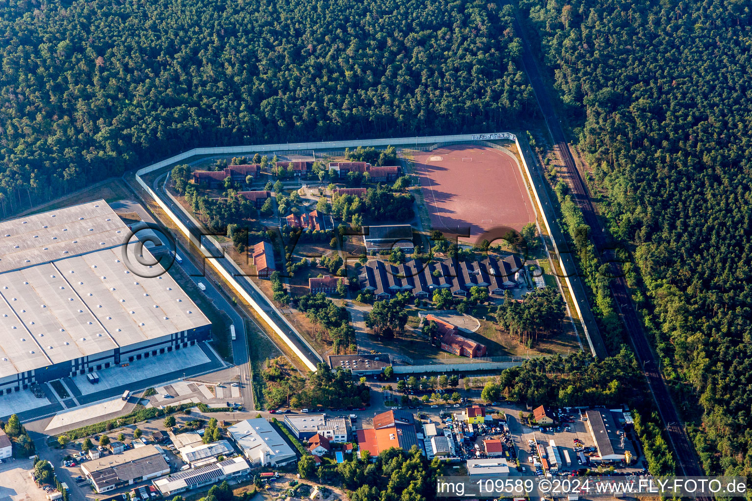 Photographie aérienne de Terrain de la prison et clôture de sécurité de l'établissement correctionnel, centre de détention pour mineurs Schifferstadt à Schifferstadt dans le département Rhénanie-Palatinat, Allemagne