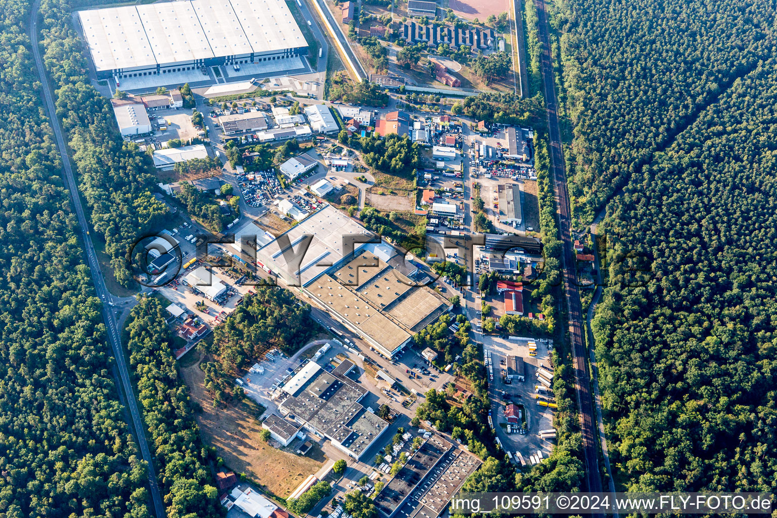 Schifferstadt dans le département Rhénanie-Palatinat, Allemagne vu d'un drone