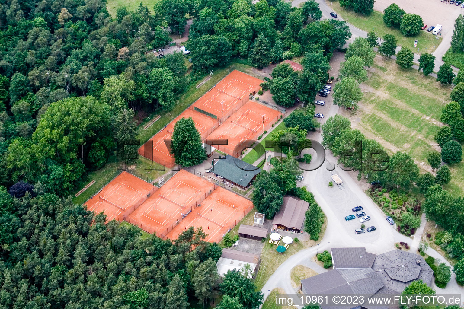 Club de tennis à Rülzheim dans le département Rhénanie-Palatinat, Allemagne depuis l'avion
