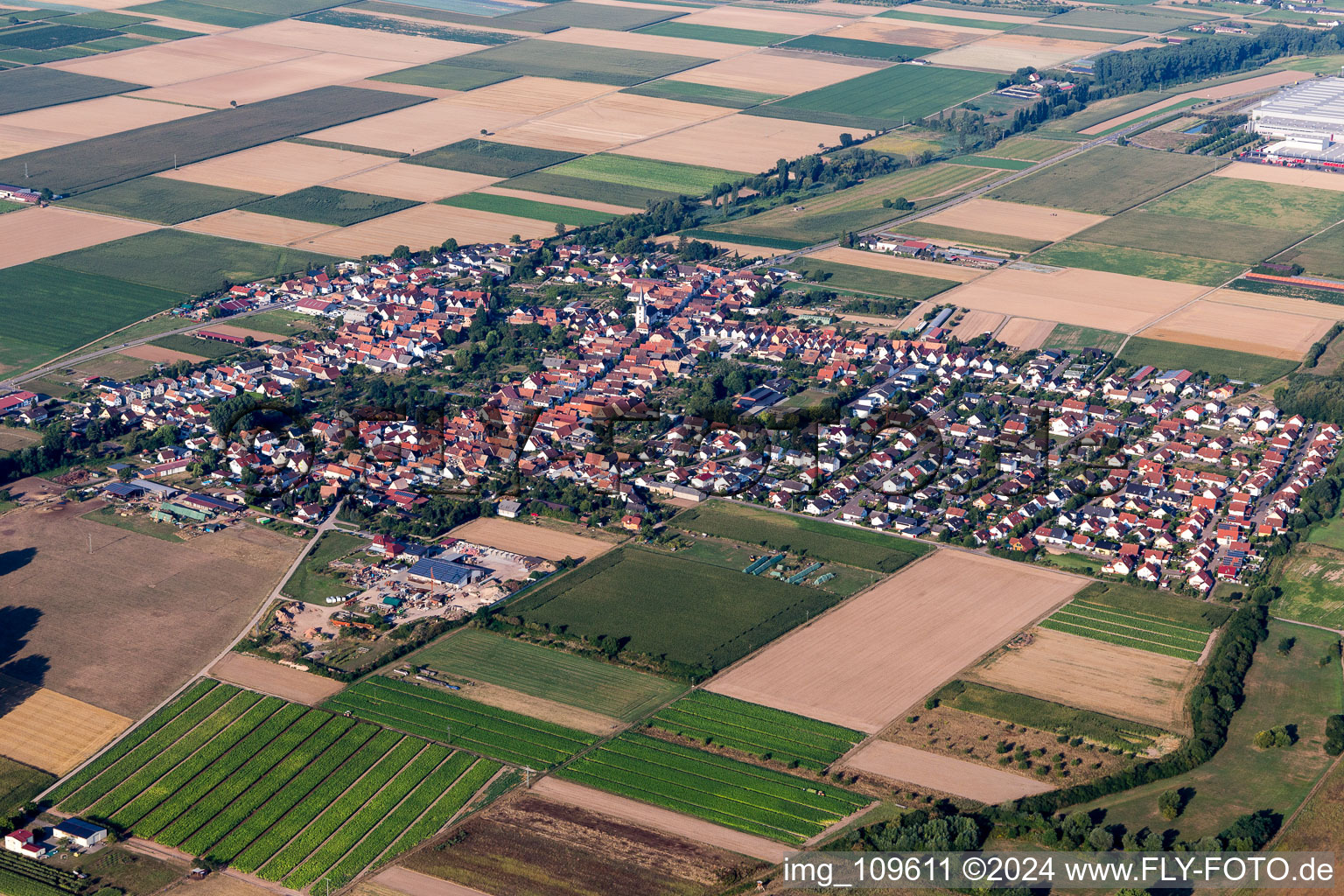 Quartier Ottersheim in Ottersheim bei Landau dans le département Rhénanie-Palatinat, Allemagne du point de vue du drone