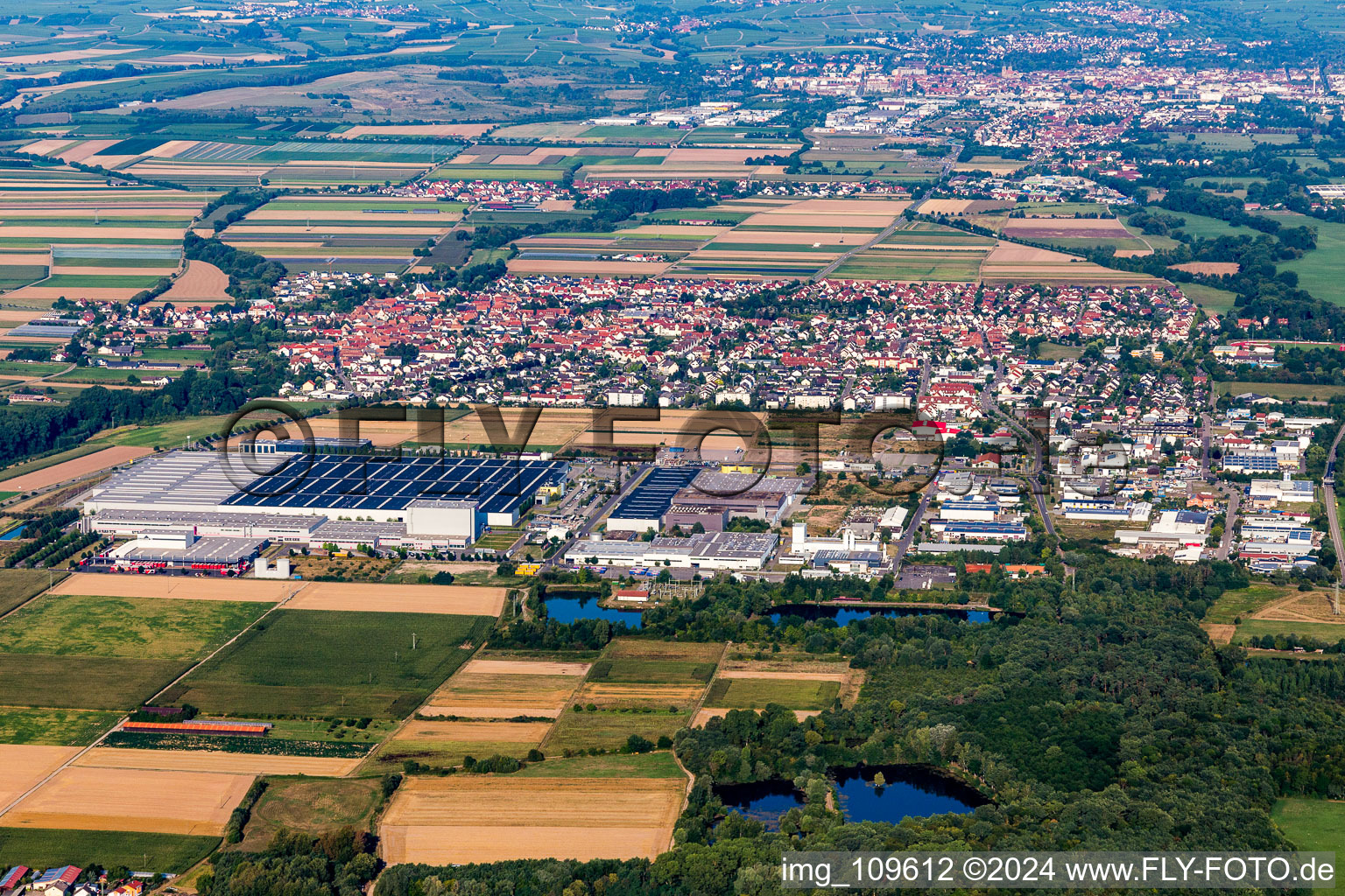 Vue aérienne de Zone urbaine avec périphérie et centre-ville à le quartier Offenbach in Offenbach an der Queich dans le département Rhénanie-Palatinat, Allemagne