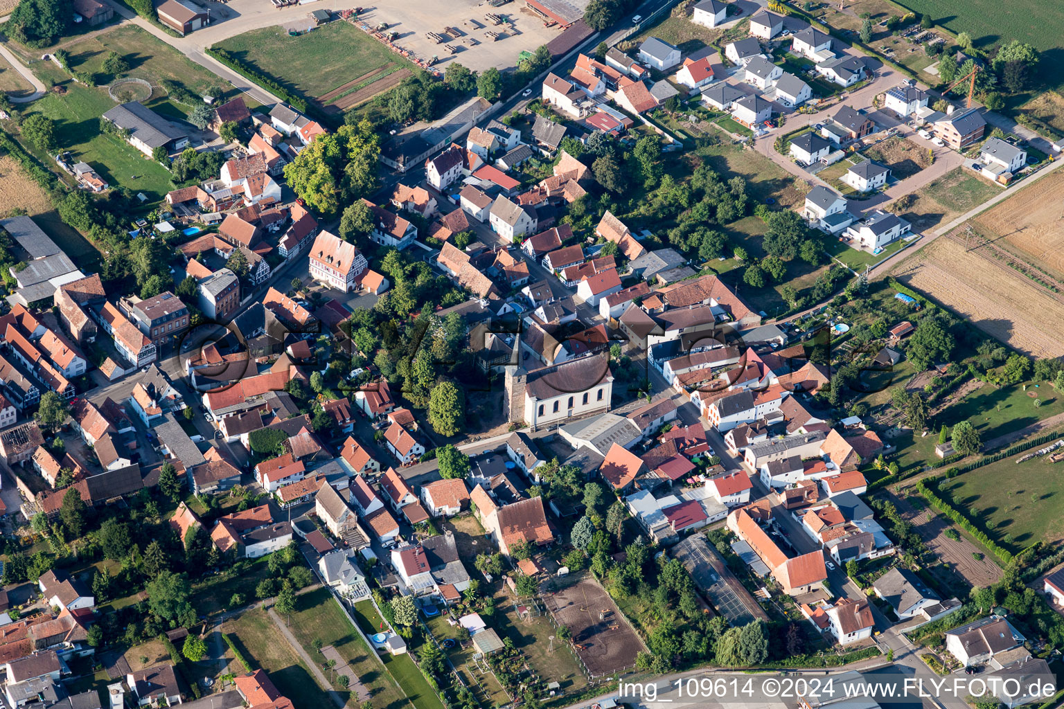 Vue aérienne de Vue des rues et des maisons des quartiers résidentiels à Knittelsheim dans le département Rhénanie-Palatinat, Allemagne