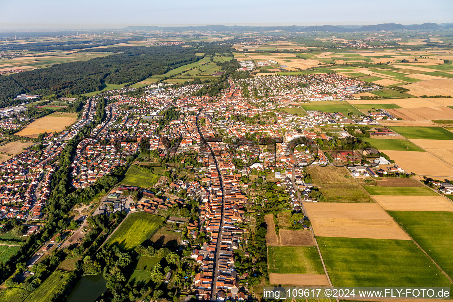 Vue aérienne de Vue de la ville en bordure de champs et de zones agricoles (Palatinat) à le quartier Herxheim in Herxheim bei Landau dans le département Rhénanie-Palatinat, Allemagne