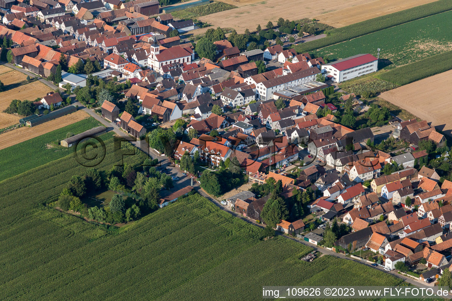 Vue aérienne de Hôtel-Restaurant Krone à le quartier Hayna in Herxheim bei Landau dans le département Rhénanie-Palatinat, Allemagne