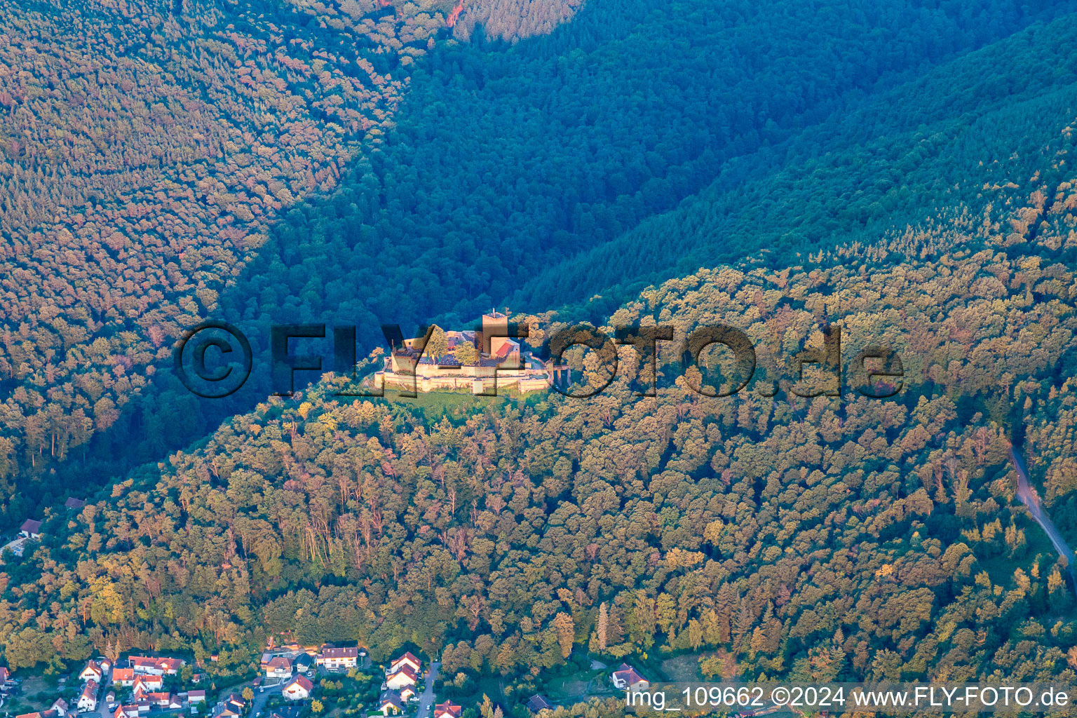 Vue aérienne de Ruines et vestiges des murs de l'ancien complexe du château Burg Landeck à Klingenmünster dans le département Rhénanie-Palatinat, Allemagne