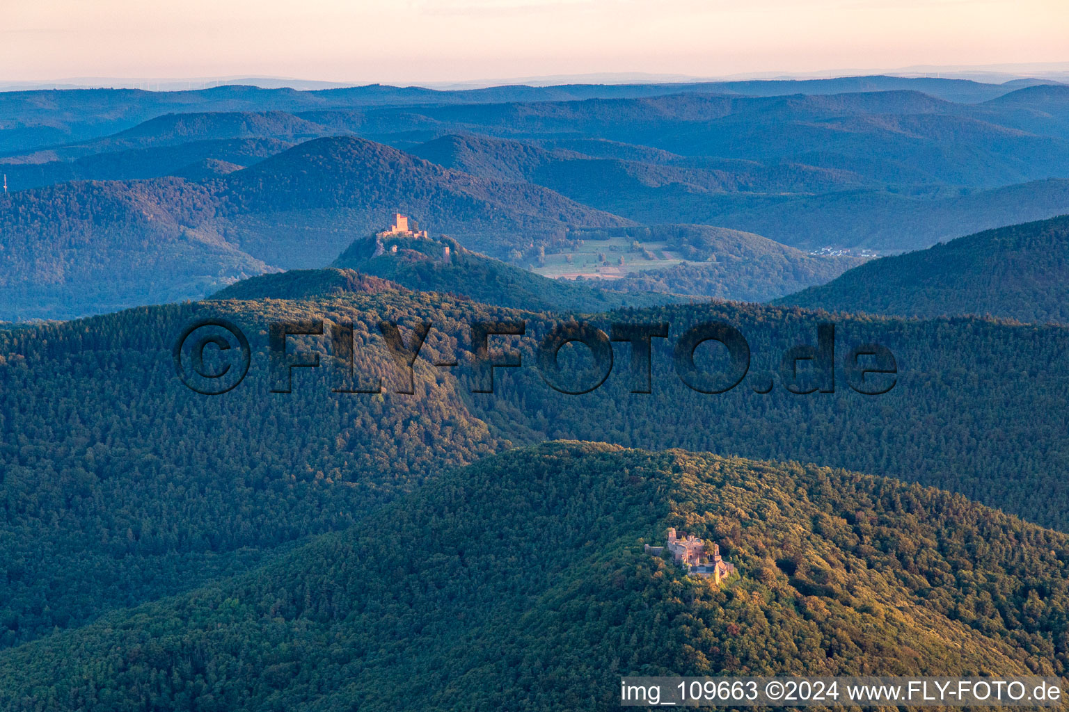 Vue aérienne de Vue sur les Trifels à Leinsweiler dans le département Rhénanie-Palatinat, Allemagne