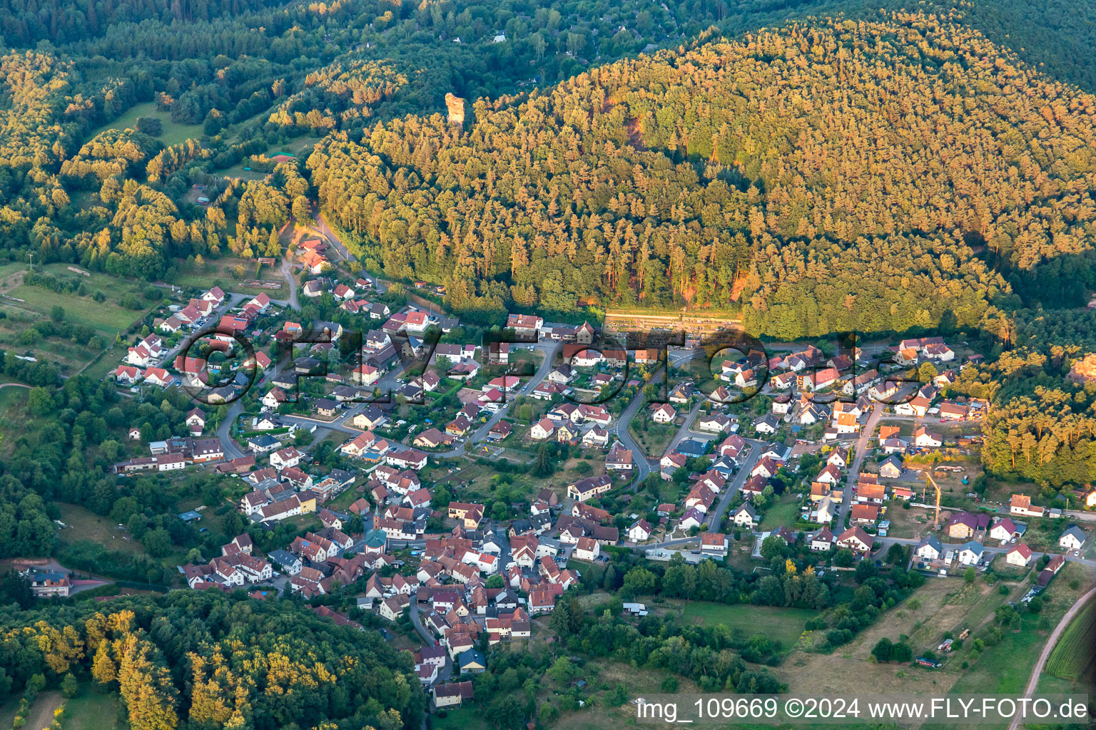 Vue aérienne de De l'est à le quartier Stein in Gossersweiler-Stein dans le département Rhénanie-Palatinat, Allemagne