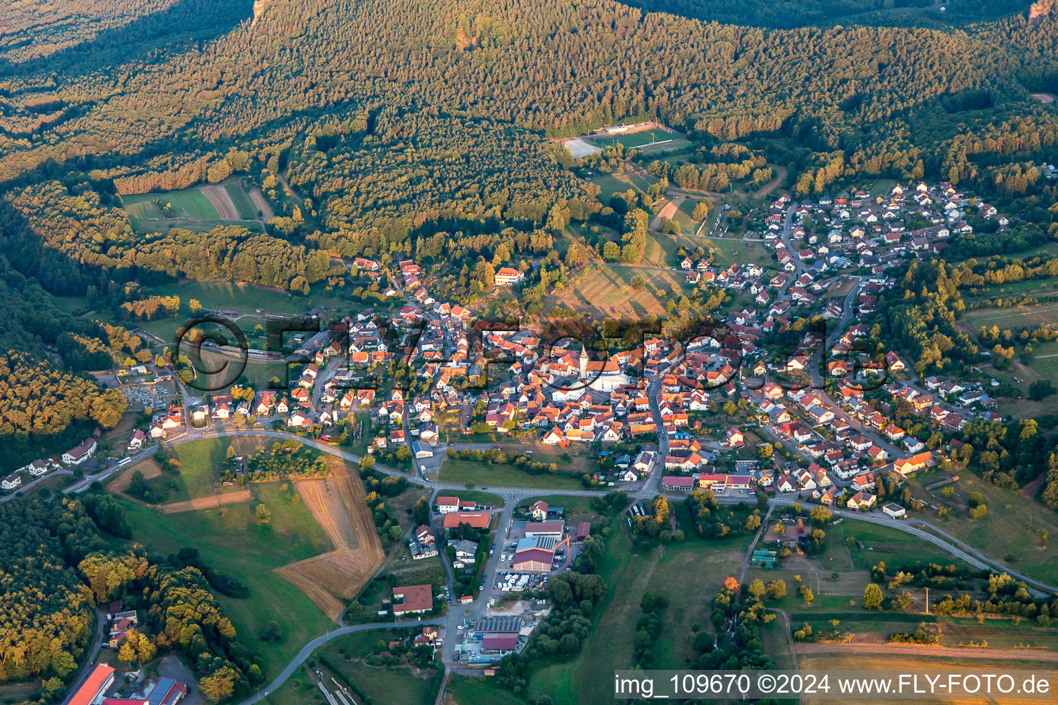 Vue aérienne de De l'est à le quartier Gossersweiler in Gossersweiler-Stein dans le département Rhénanie-Palatinat, Allemagne