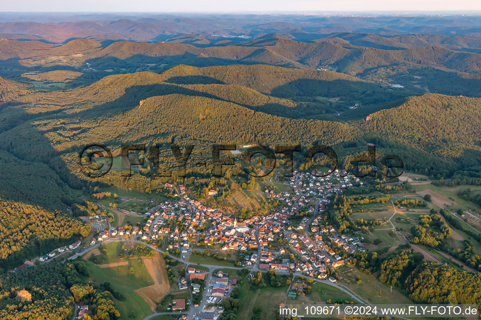 Vue d'oiseau de Quartier Gossersweiler in Gossersweiler-Stein dans le département Rhénanie-Palatinat, Allemagne