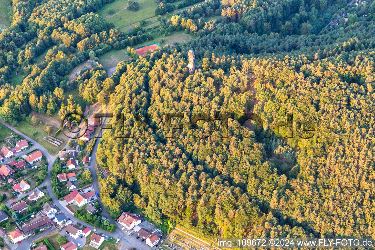 Vue aérienne de Kriemhildenstein à le quartier Gossersweiler in Gossersweiler-Stein dans le département Rhénanie-Palatinat, Allemagne