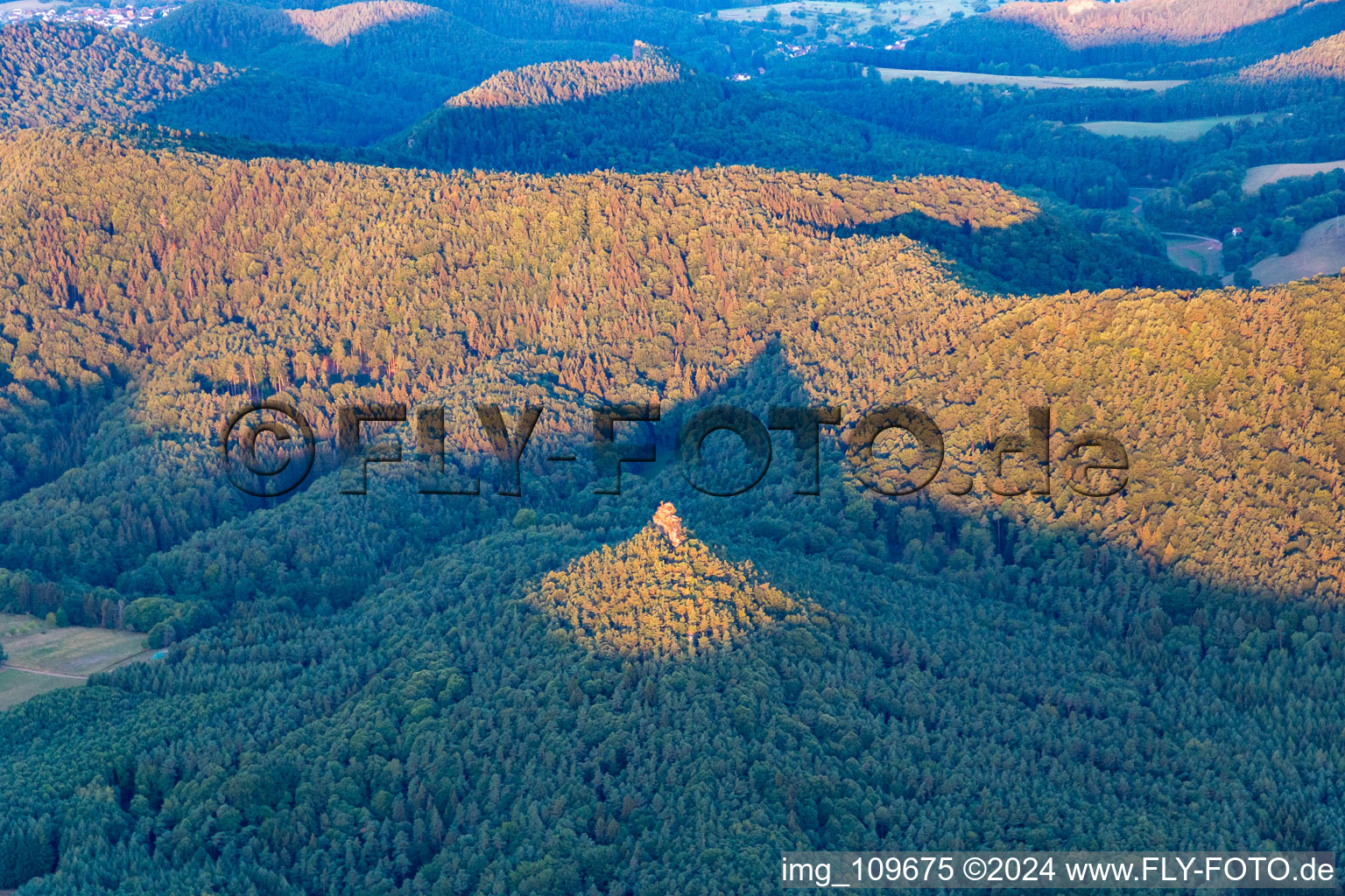 Vue aérienne de Rotzenfelsen à le quartier Gossersweiler in Gossersweiler-Stein dans le département Rhénanie-Palatinat, Allemagne