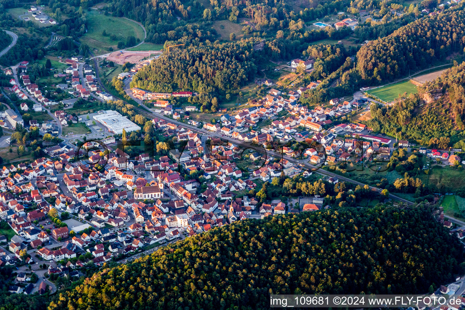 Vue aérienne de Le paysage de la vallée entouré de montagnes à Dahn dans le département Rhénanie-Palatinat, Allemagne