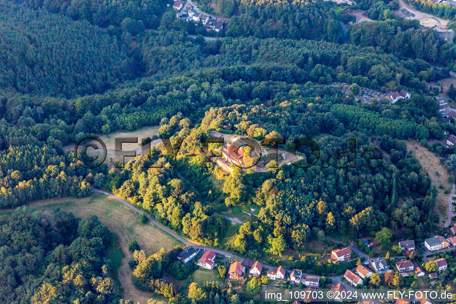 Vue aérienne de Complexe du château de la forteresse Lemberg à Lemberg dans le département Rhénanie-Palatinat, Allemagne