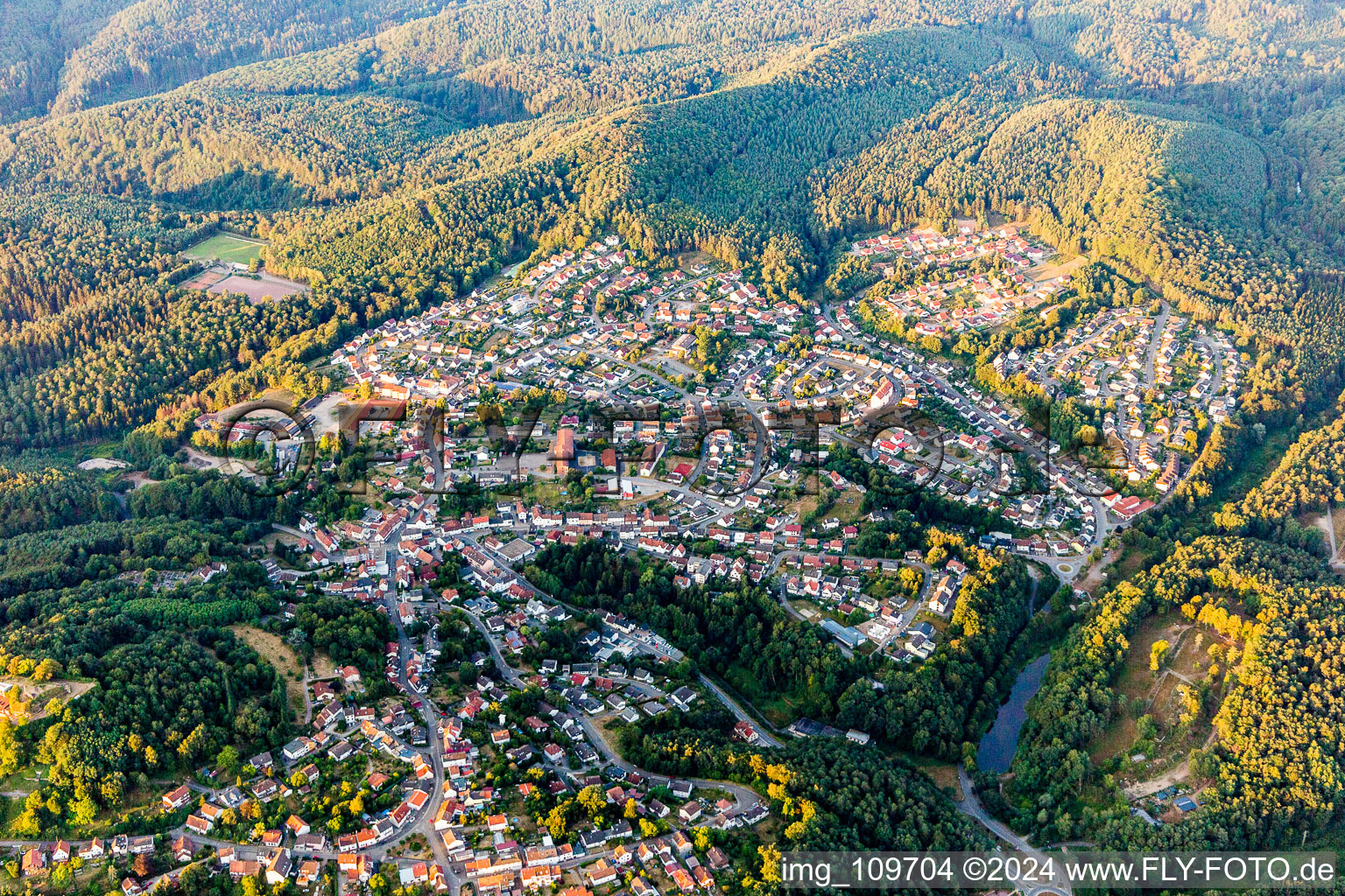 Vue aérienne de Le paysage de la vallée entouré de montagnes à Lemberg dans le département Rhénanie-Palatinat, Allemagne