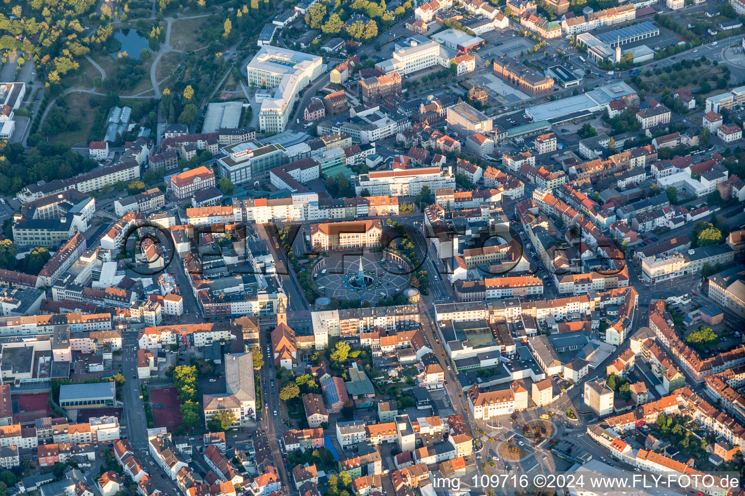 Vue aérienne de Aire circulaire de la place d'armes à la mairie à Pirmasens dans le département Rhénanie-Palatinat, Allemagne